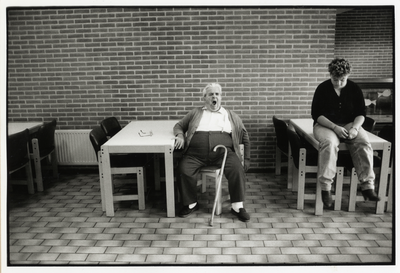 107947 Portret van de thuisloze man Dorus in de gemeenschappelijke ruimte in het maatschappelijk centrum van het Leger ...